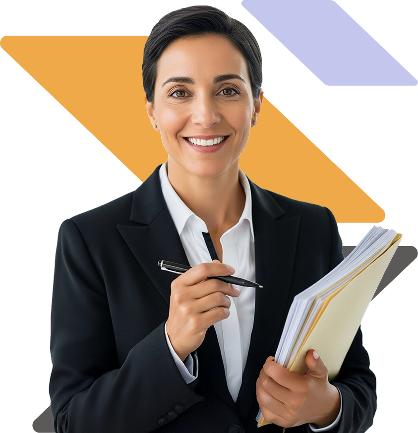 una consulente tecnica d ufficio tiene in mano delle cartelle da revisionare e una penna